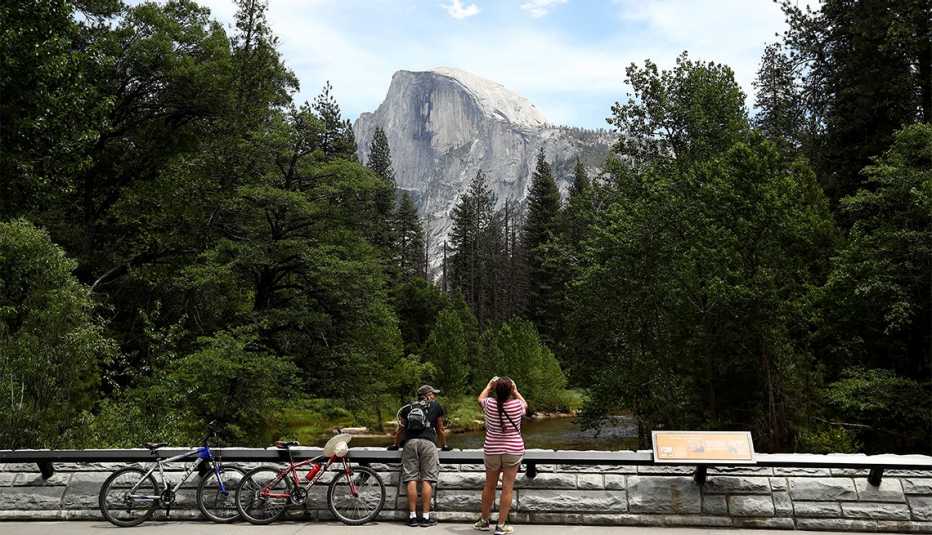 Dos ciclistas observan la cima de una montaña
