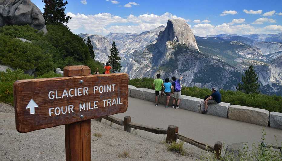 Turistas en el sendero Glacier Point Four Mile