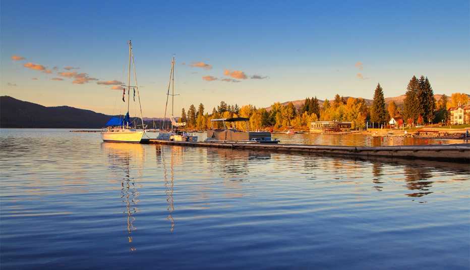 Atardecer de otoño sobre la marina en el centro de McCall, Idaho