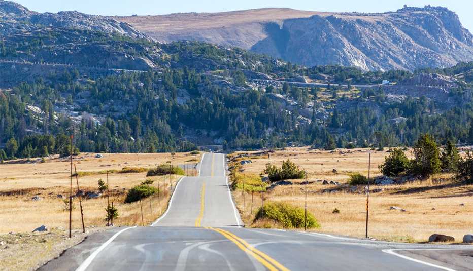 Vía camino al Shoshone National Forest y Beartooth Mountains en Wyoming Vía camino al Shoshone National Forest y Beartooth Mountains en Wyoming