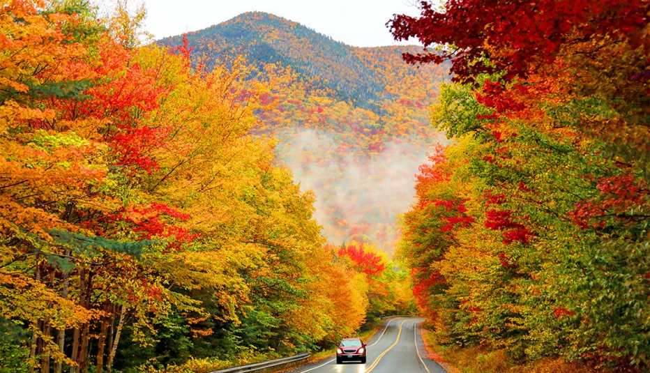 Un auto pasa por la Kancamagus Highway 