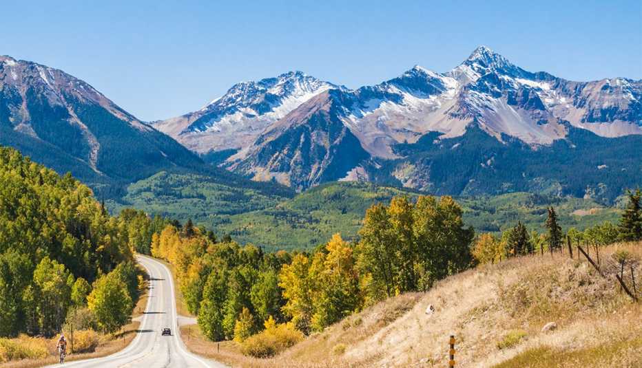 Autopista durante el otoño en Colorado