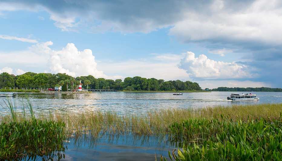 Faro de rayas rojas y blancas ubicado en un lago en Mount Dora