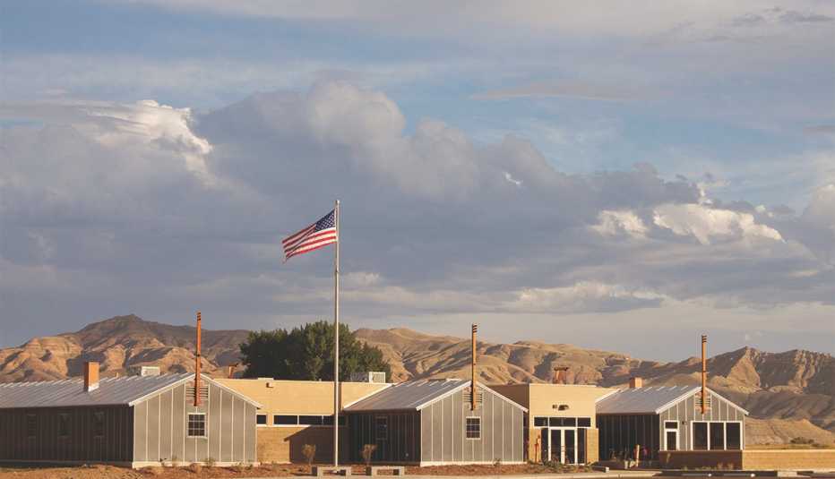 Panorámica del Centro de Aprendizaje Interpretativo de Heart Mountain en las afueras de Cody, Wyoming Panorámica del Centro de Aprendizaje Interpretativo de Heart Mountain en las afueras de Cody, Wyoming
