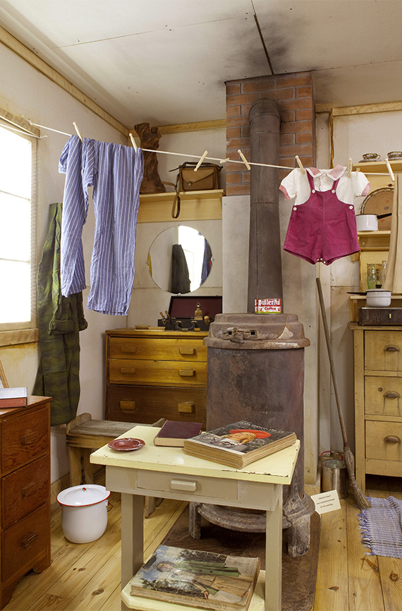Una exhibición que representa el interior de una habitación del campo de concentración The Heart Mountain Interpretive Learning Center