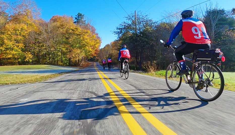 Personas montando bicicleta