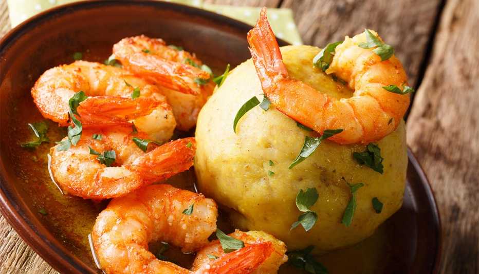 Mofongo picante con plátanos, ajo y chicharrón 