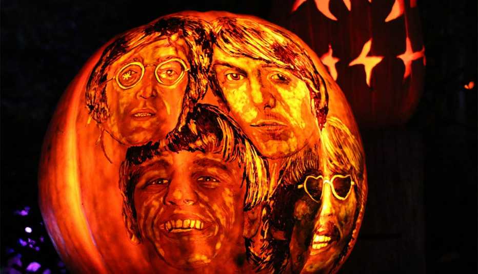 Integrantes del grupo The Beatles exhibidos en una calabaza