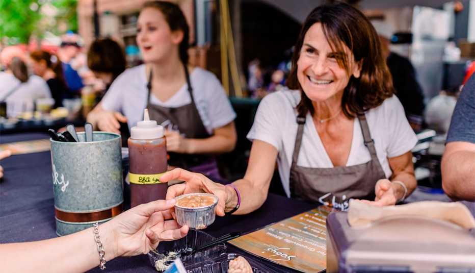 Mujer en un festival gastronómico