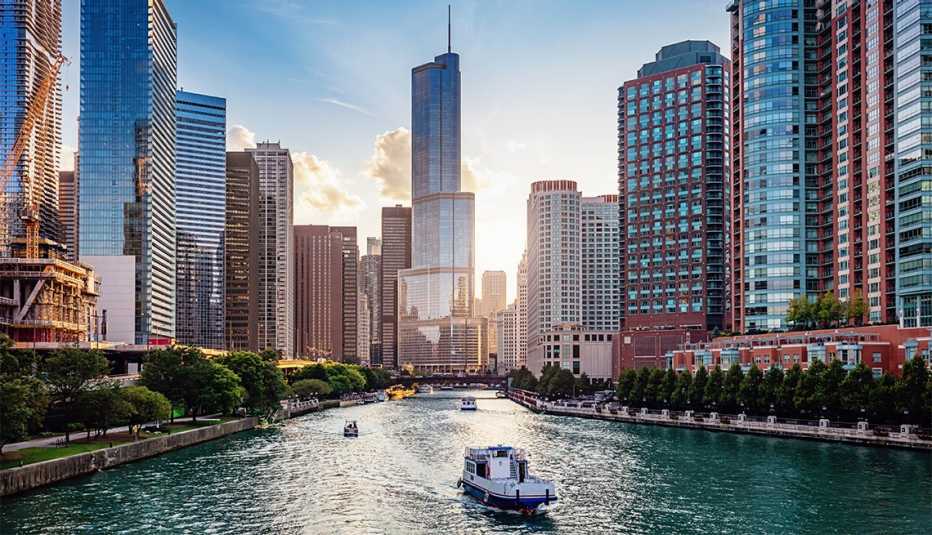 Bote en medio del paisaje urbano de Chicago