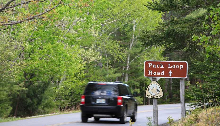 Auto transita por Park Loop Road
