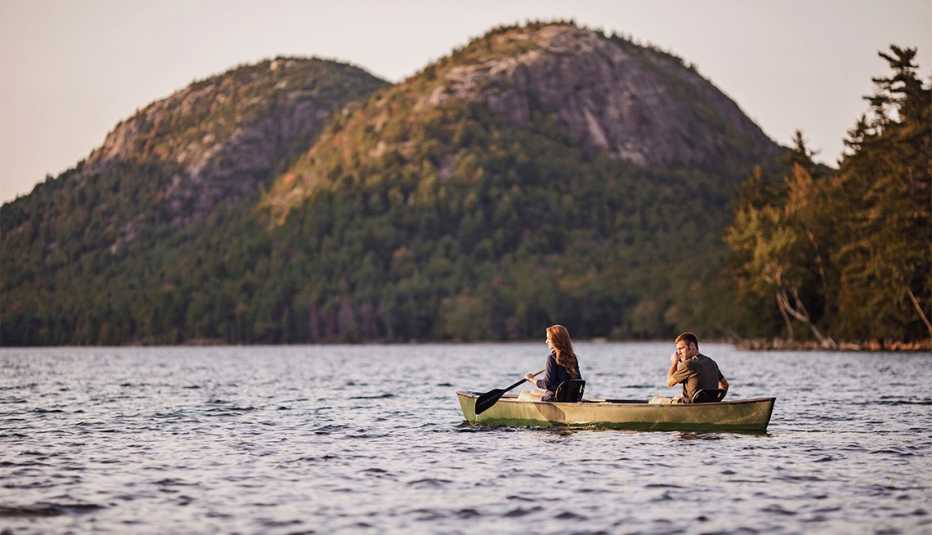 Una pareja en canoa en el lago Jordan