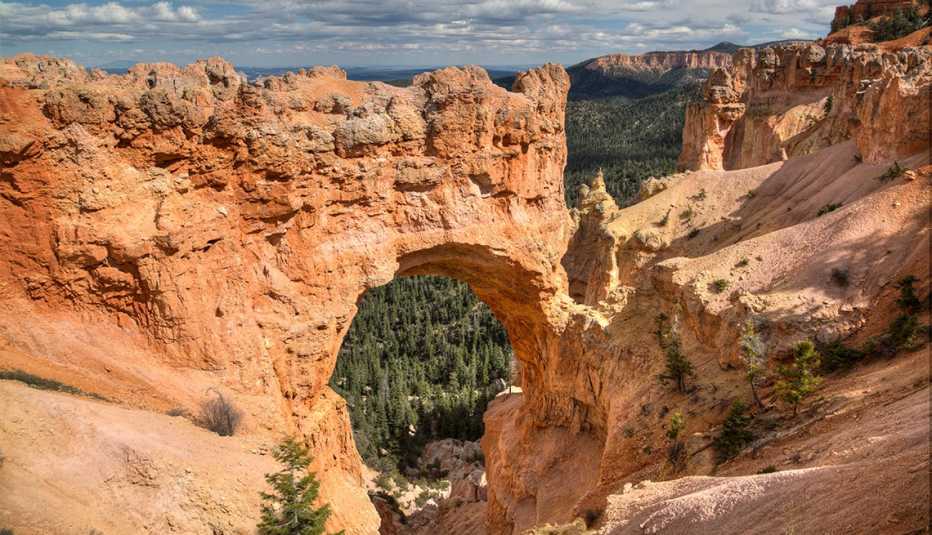 Un arco hecho naturalmente en una montaña