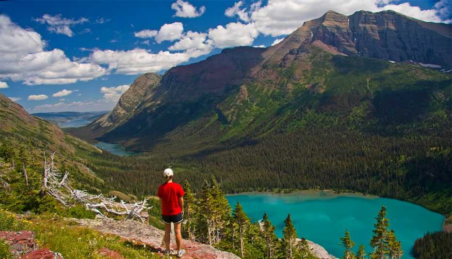 Mujer observa el Lago Grinnell