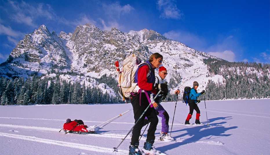 Personas esquían en la nieve