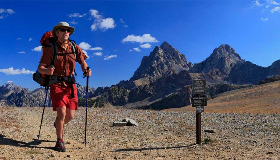 Persona camina entre las montañas