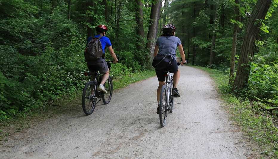 Dos personas montando bicicleta