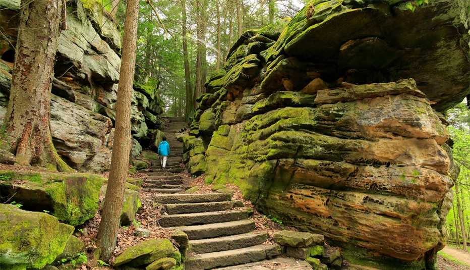 Persona camina por Ledges Trail