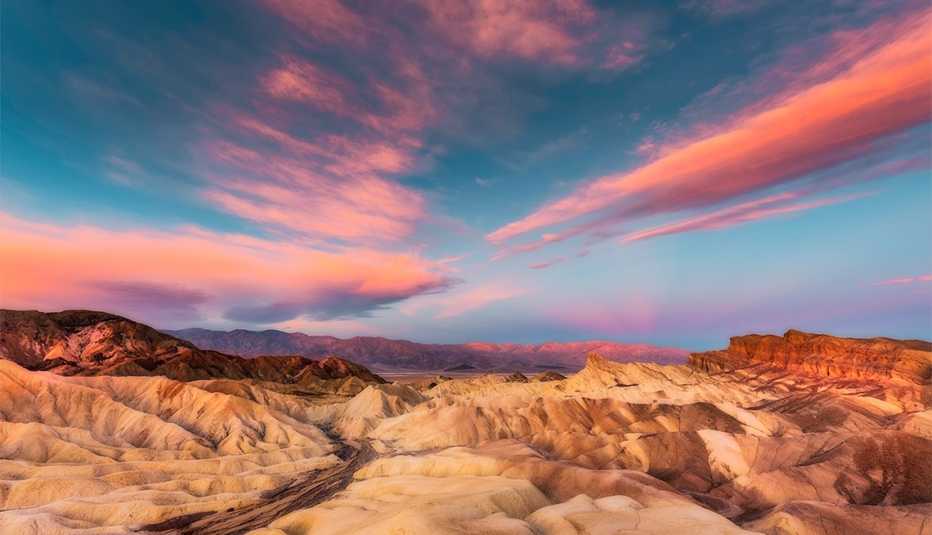 Amanecer en Zabriskie Point y Manly Beacon 