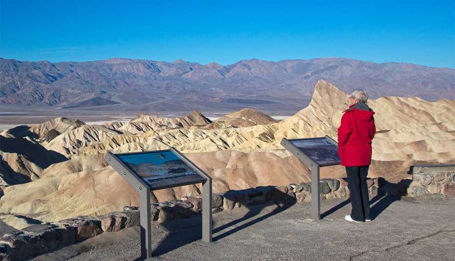 Hombre en un mirador en lo alto de una montaña