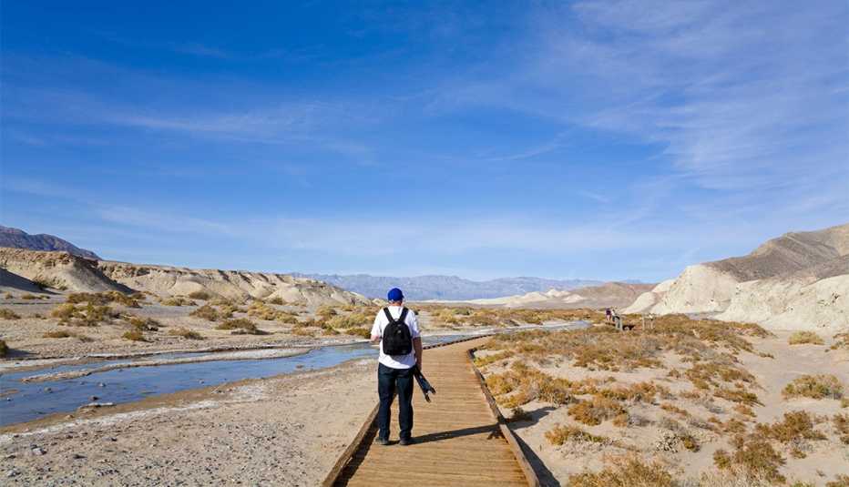 Hombre camina por el paseo marítimo de Salt Creek