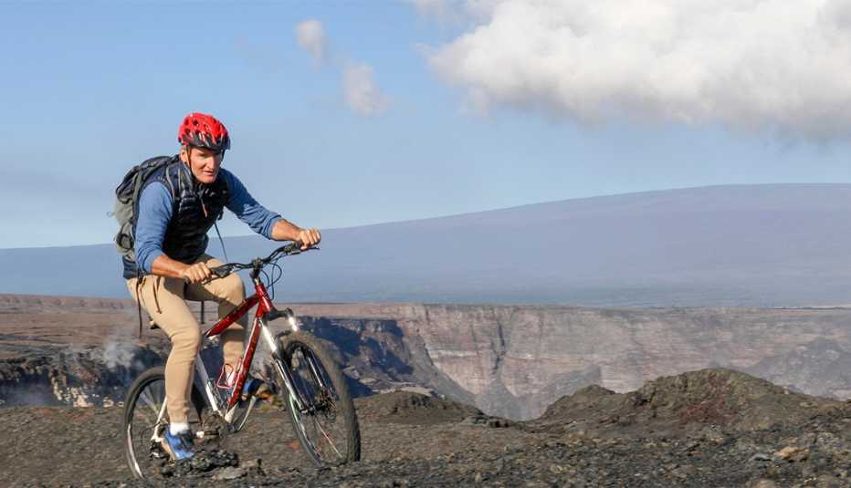 Ciclista con la montaña Mauna Kea detrás