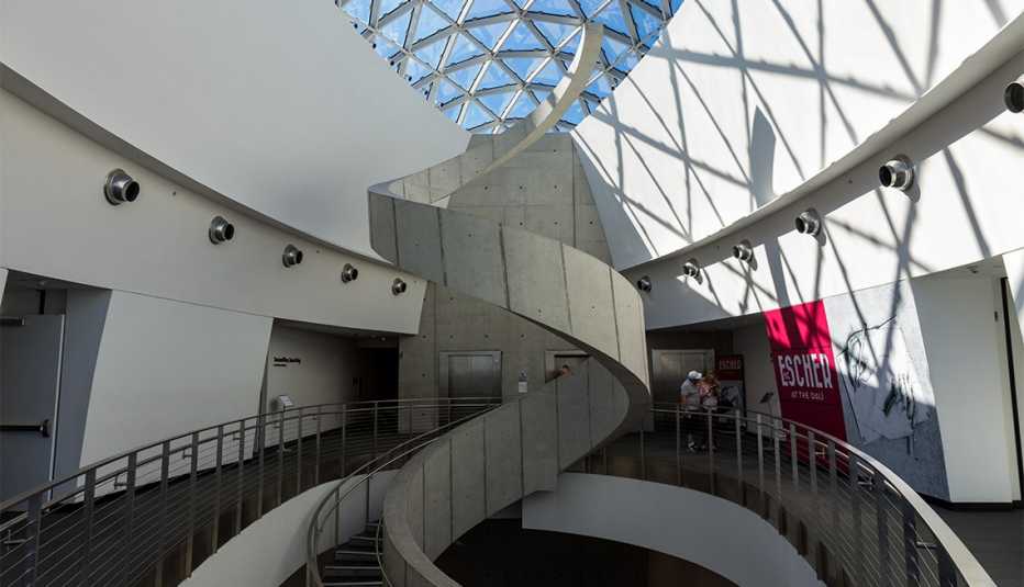 Escaleras en el Museo de Salvador Dalí en St. Petersburg, FL