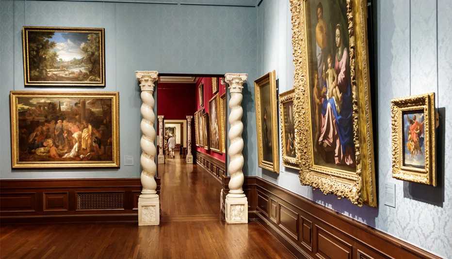 Cuadros expuestos en una sala de museo