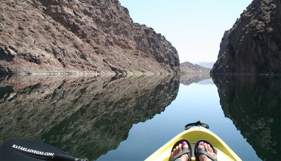 Persona va de paseo en kayak