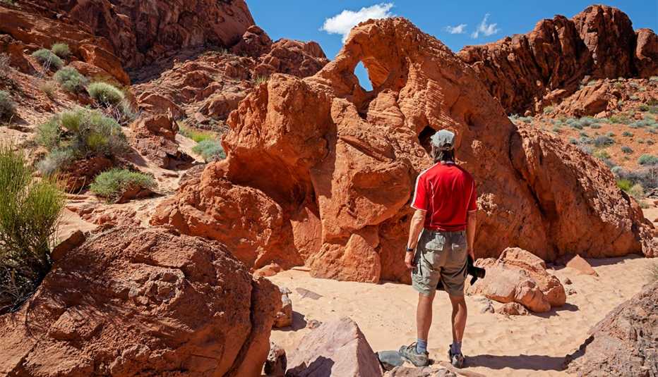 Sendero de arcos naturales en el parque estatal Valley of Fire