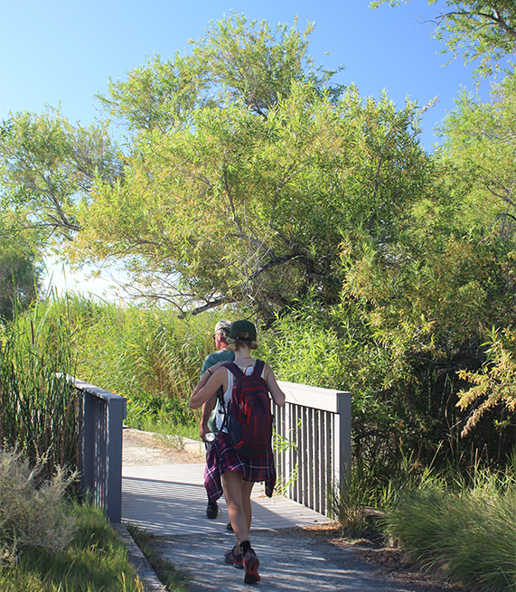 Dos excursionistas caminan a lo largo de Corn Creek