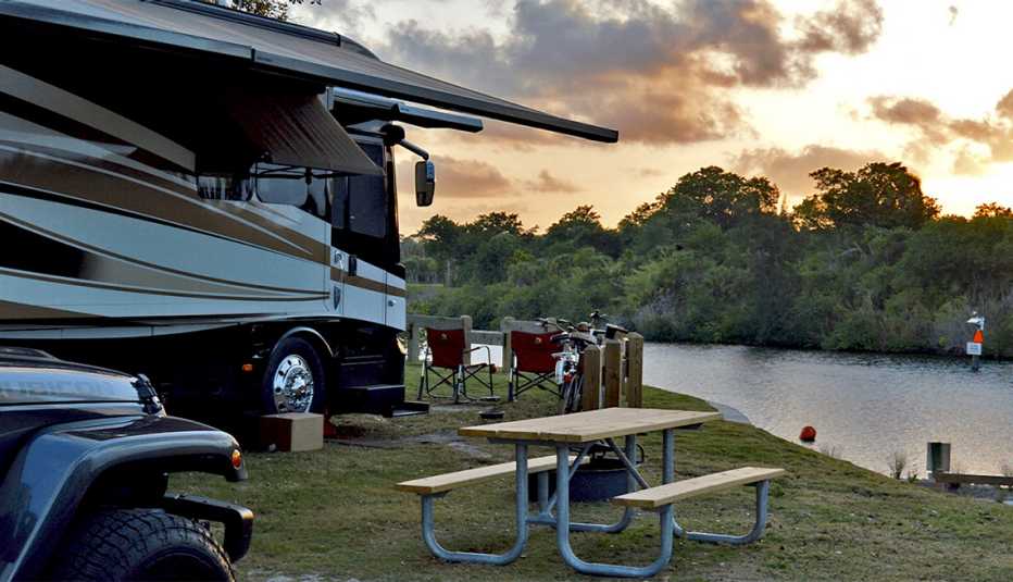 Vehículo recreativo cerca de un lago Vehículo recreativo cerca de un lago