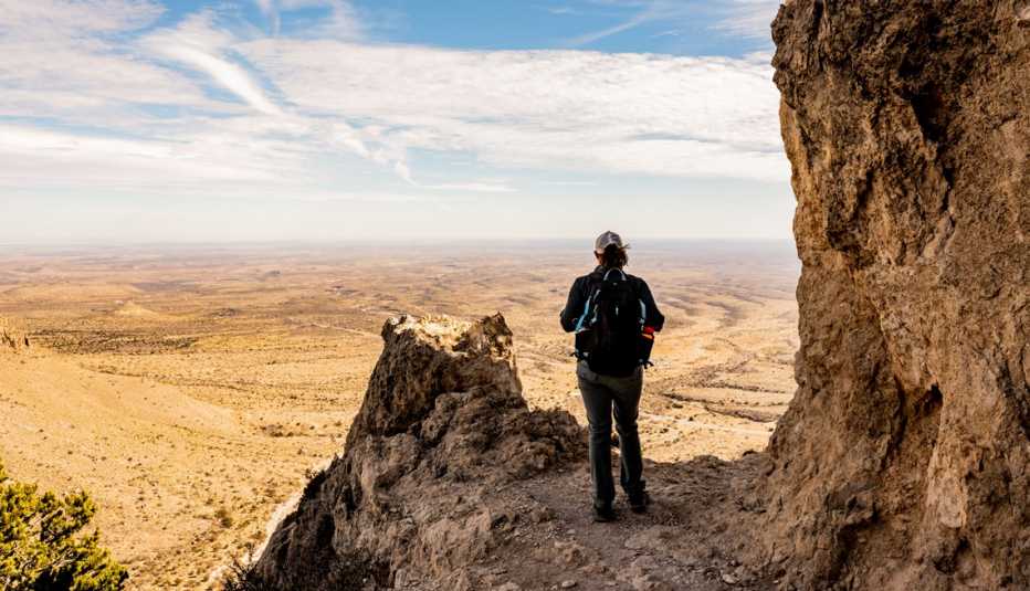 Mujer en un mirador del Pico Guadalupe