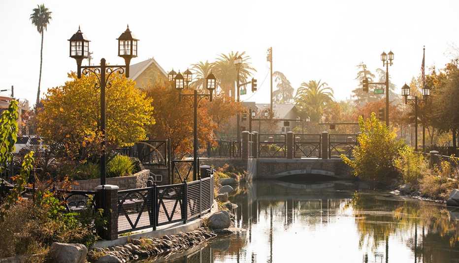 Vista otoñal de un parque público en el centro de Bakersfield