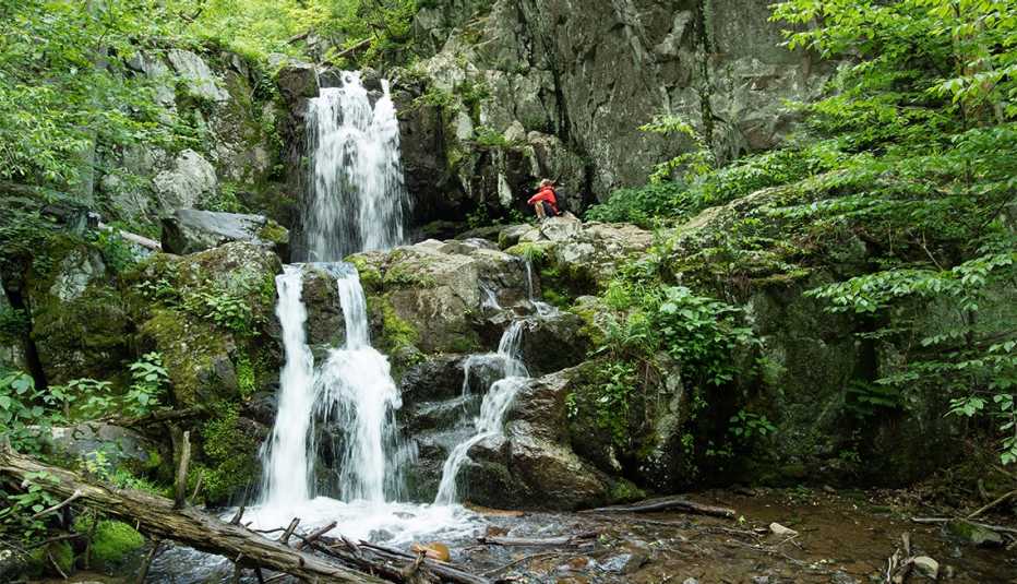 Hombre explorando una cascada 