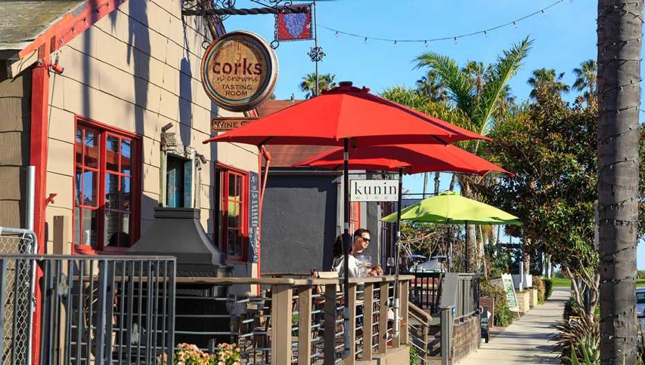 Lugar de cata de vinos en una calle de Santa Bárbara, California