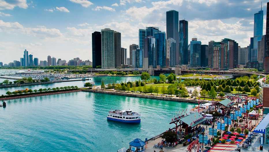 Vista aérea del muelle de la marina con un barco en el puerto de Chicago