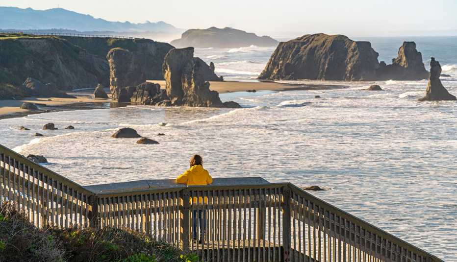 Mujer observa el mar desde un mirador