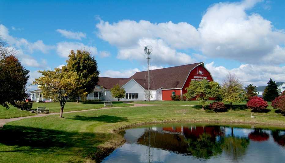 Casa en una granja junto a un lago