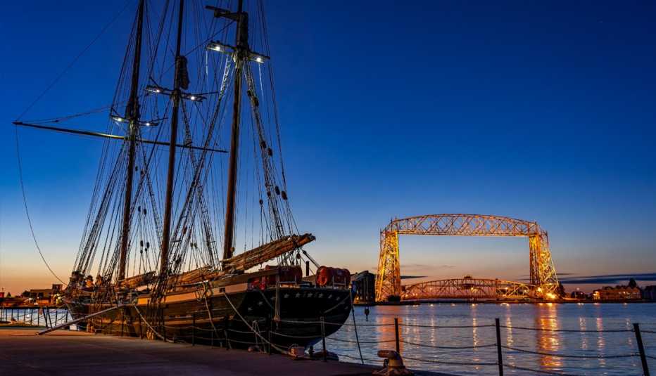 Velero en el puerto de Duluth Minnesota Velero en el puerto de Duluth Minnesota
