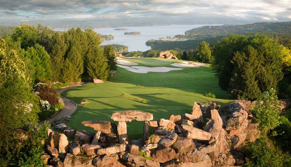 Vista aérea del campo de golf Top of the Rock, en Big Cedar Lodge, Ridgedale, Misuri. Vista aérea del campo de golf Top of the Rock, en Big Cedar Lodge, Ridgedale, Misuri.
