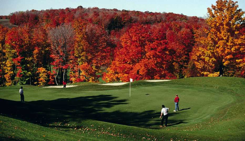 Vista aérea del campo de golf Threetops, en Treetops Resort, Gaylord, Míchigan