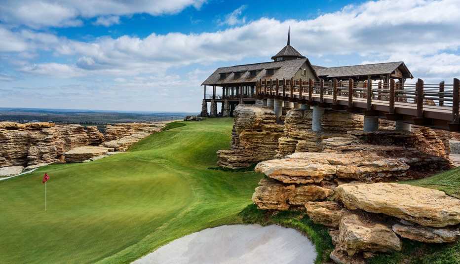 Vista aérea del campo de golf Mountain Top, en Big Cedar Lodge, Hollister, Misuri