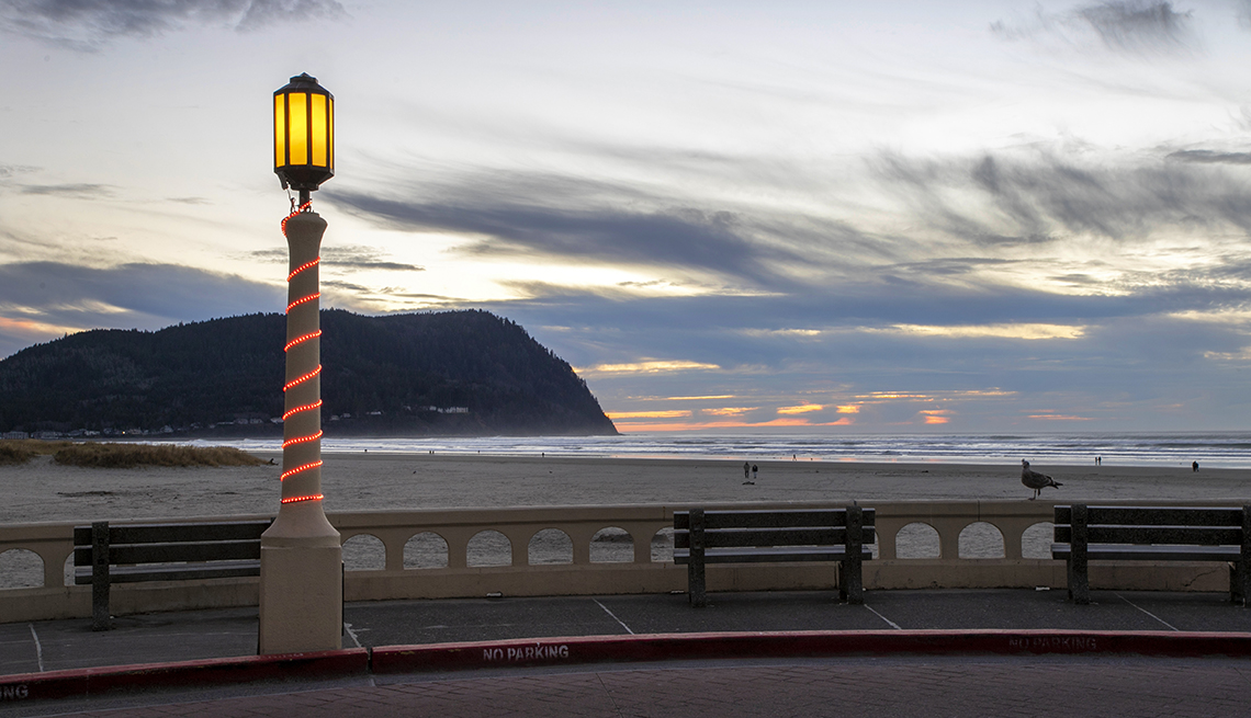 Paseo con vistas de la playa en Seaside, Oregón