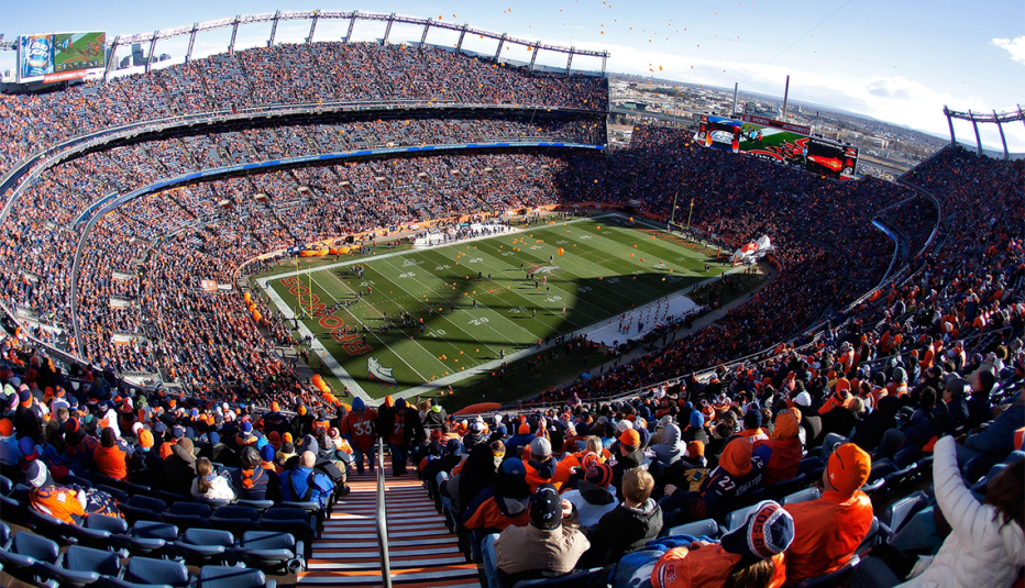 Aficionados al fútbol en el estadio Mile High en Denver, Colorado