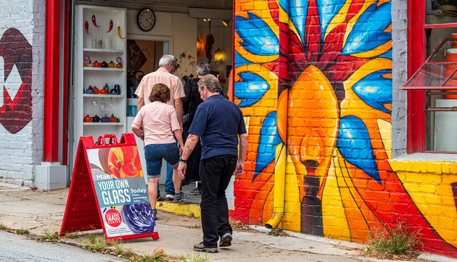 Gente entra en un estudio artesanal