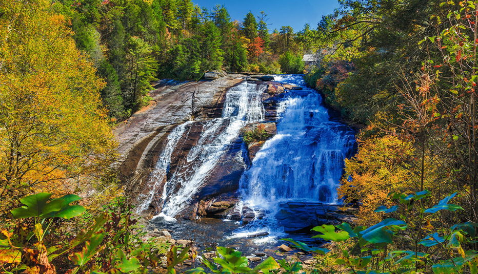 Cascada en medio de los árboles de otoño