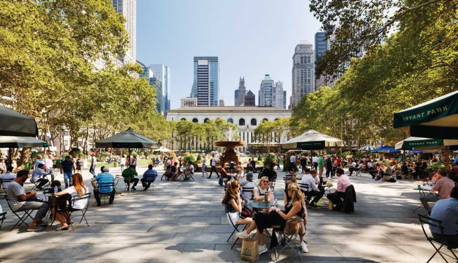 Gente afuera de la Biblioteca Pública de Nueva York