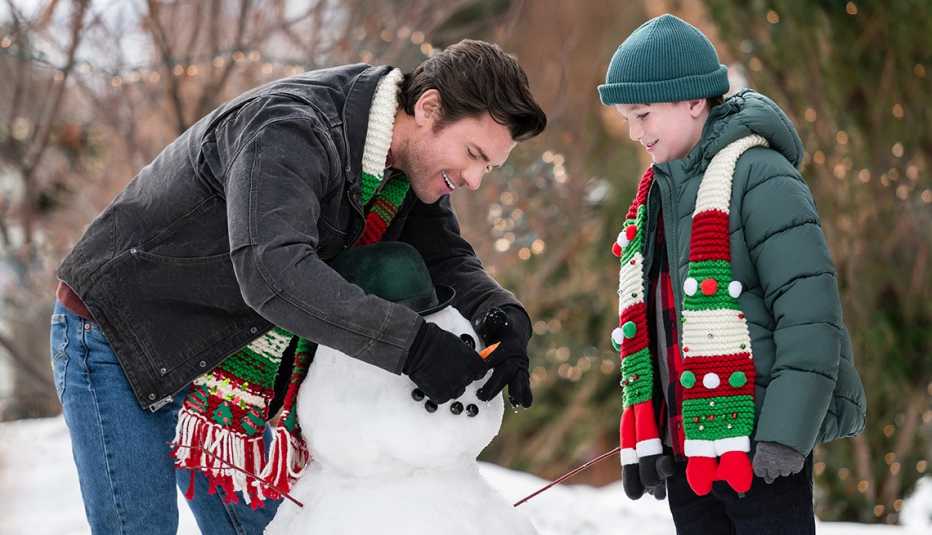 Kevin McGarry y Kairo Ryan Ellis en una escena de "Checkin’ It Twice".
