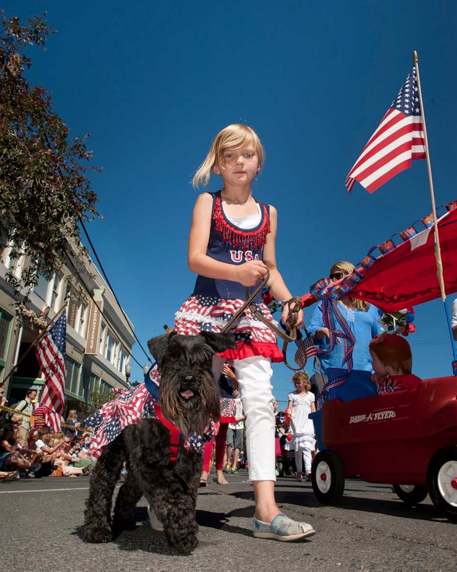 una niña y su perro durante un evento del 4 de julio en bend oregón